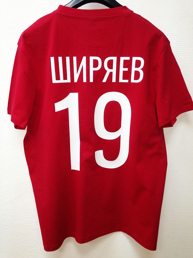 Красная мужская футболка с печатью фамилии и номера на спине